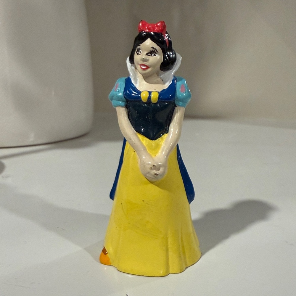 Vintage Disney Snow White figure      kids girls toy toys figures collectibles